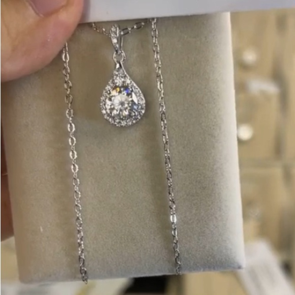 Elegant Silver Pendant Necklace